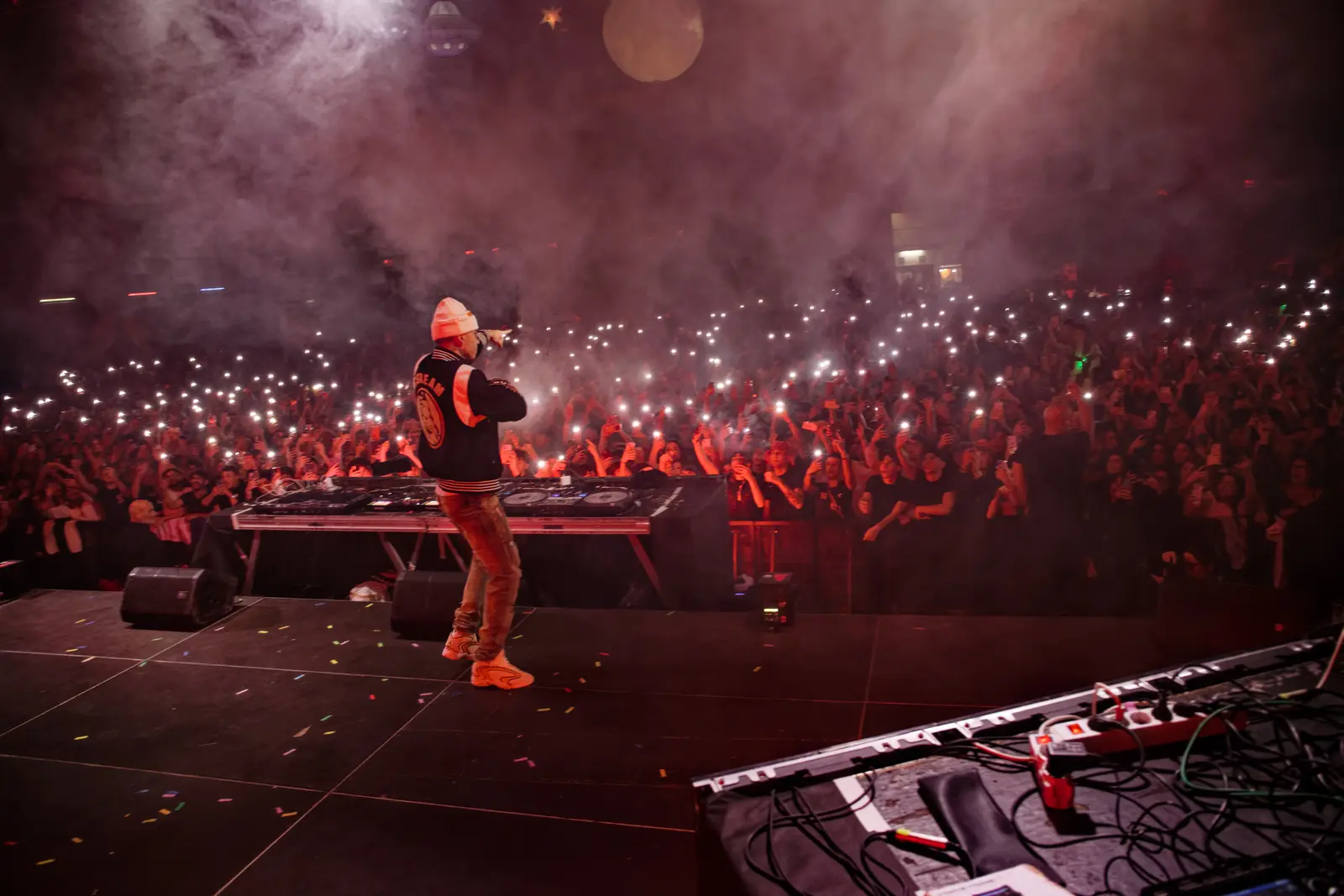Artista sul palco davanti al pubblico del festival